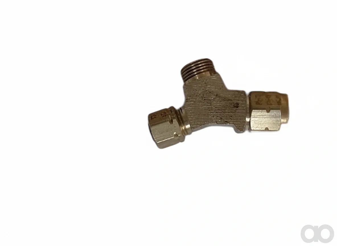 John Deere - AR88120 - Fuel Injection Nozzle Tee Fitting