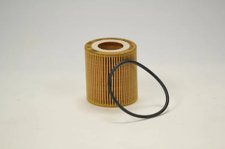 Mann-Filter - HU 7002 z - Oil filter element (metal-free)