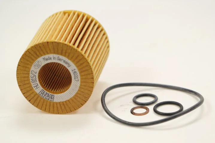 Mann-Filter - HU 815/2 x - Oil filter element (metal-free)