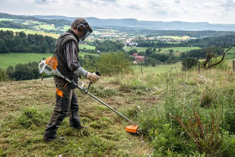 STIHL - 4151-200-0058 - Petrol Brushcutter FS 235 2.1 hp Set
